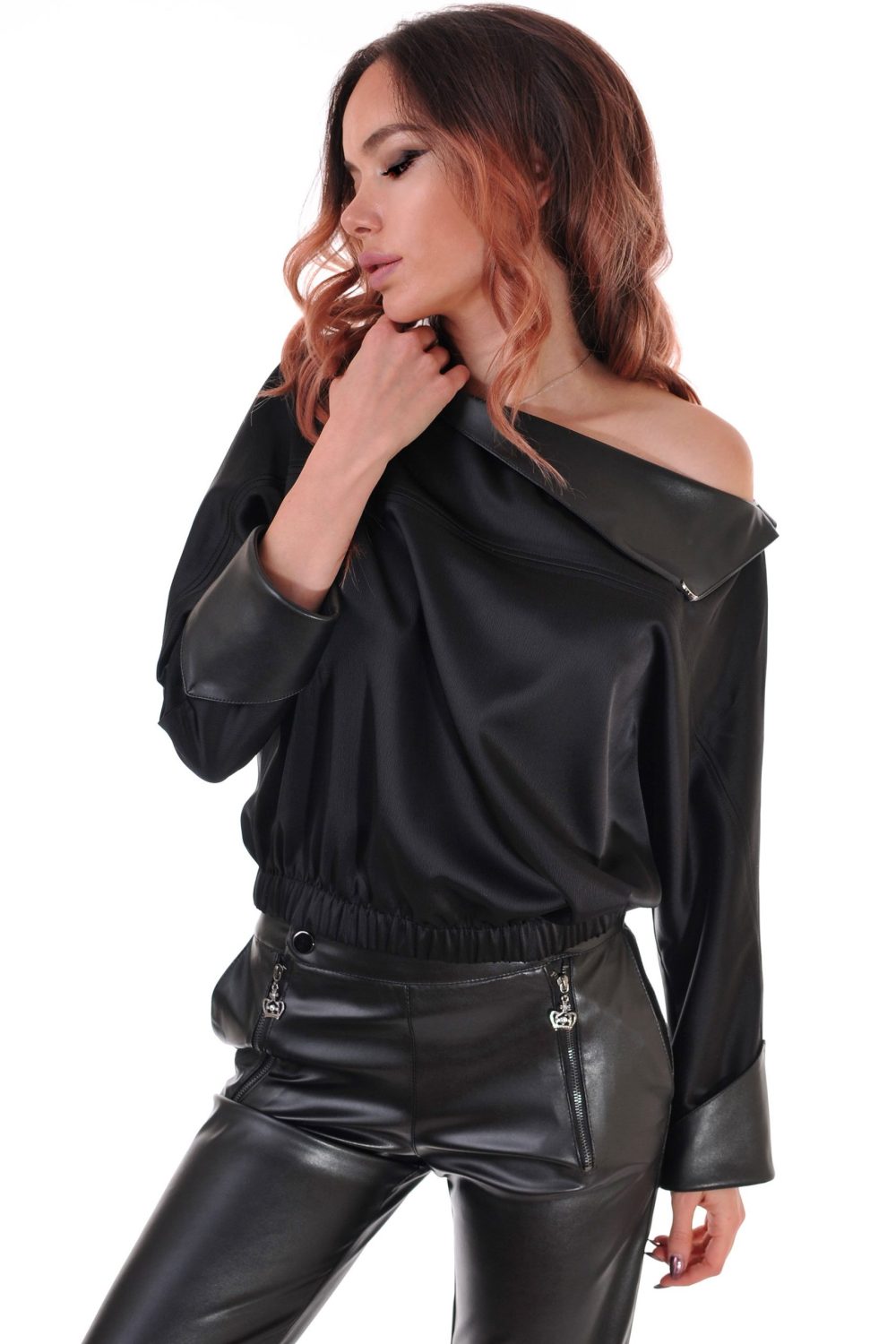 Черна сатенена риза с яка от еко-кожа