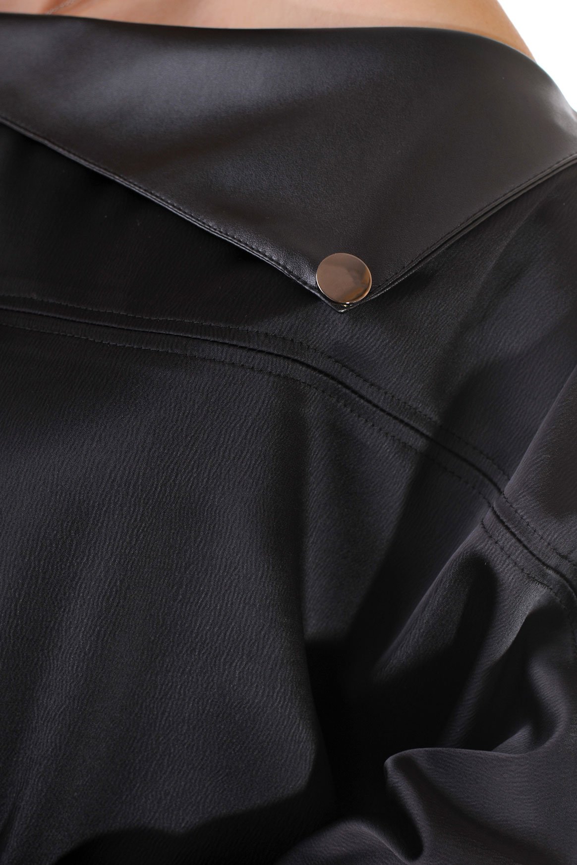 Черна сатенена риза с яка от еко-кожа