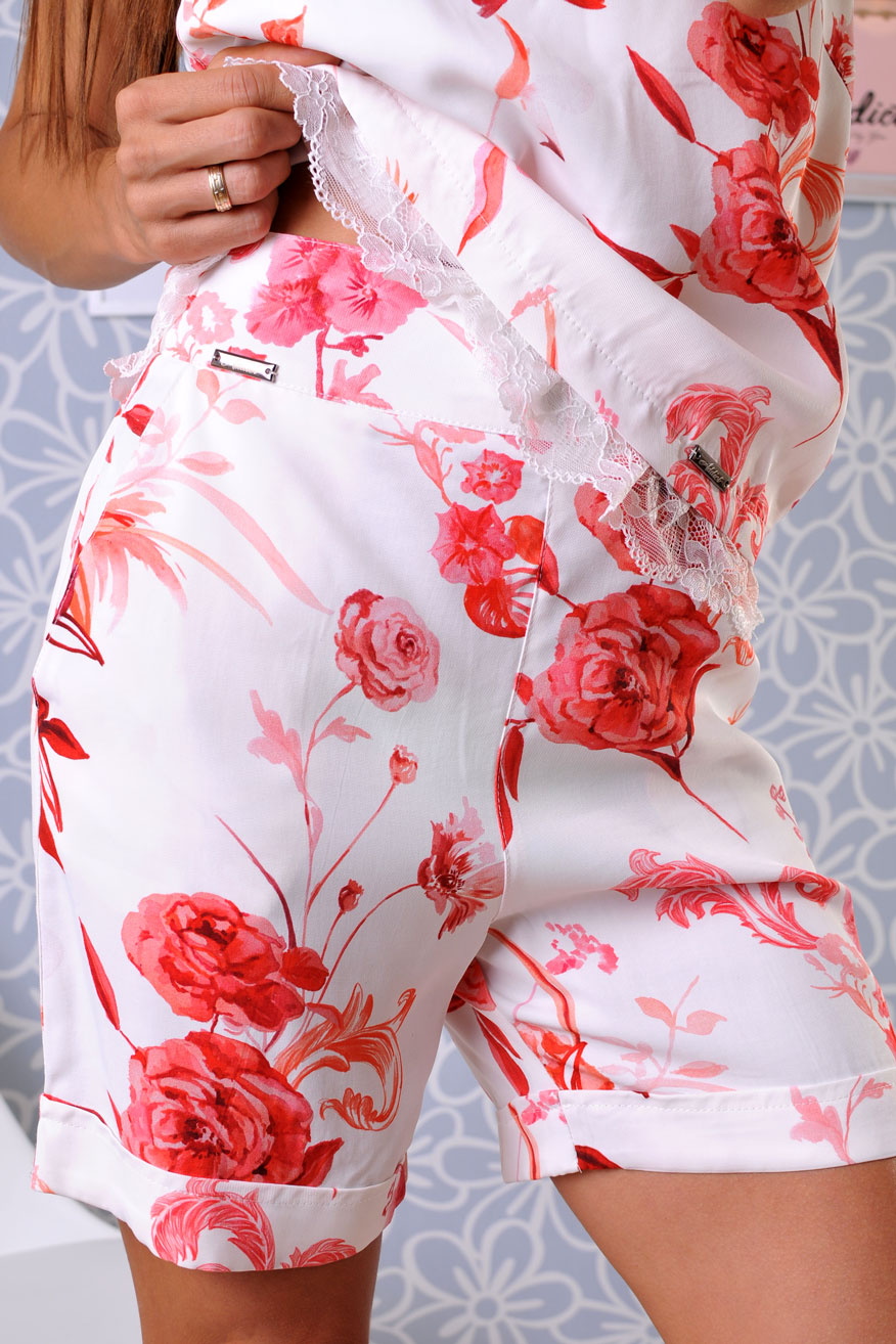 Къси панталонки с висока талия на червени цветя