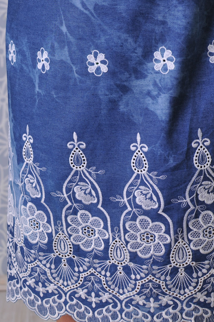 Къса лятна рокля от деним на бели цветя