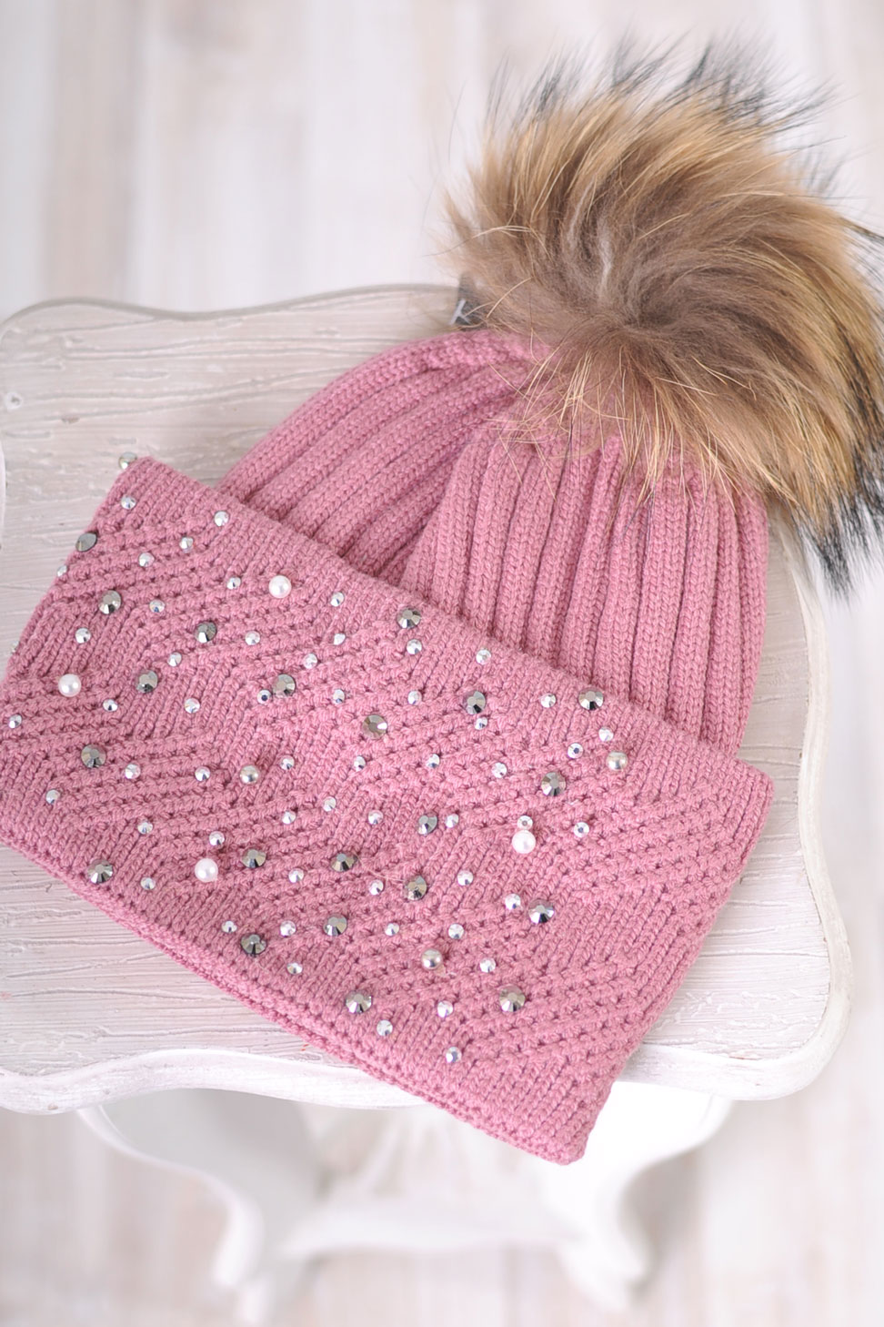 Дамска плетена шапка с естествен косъм