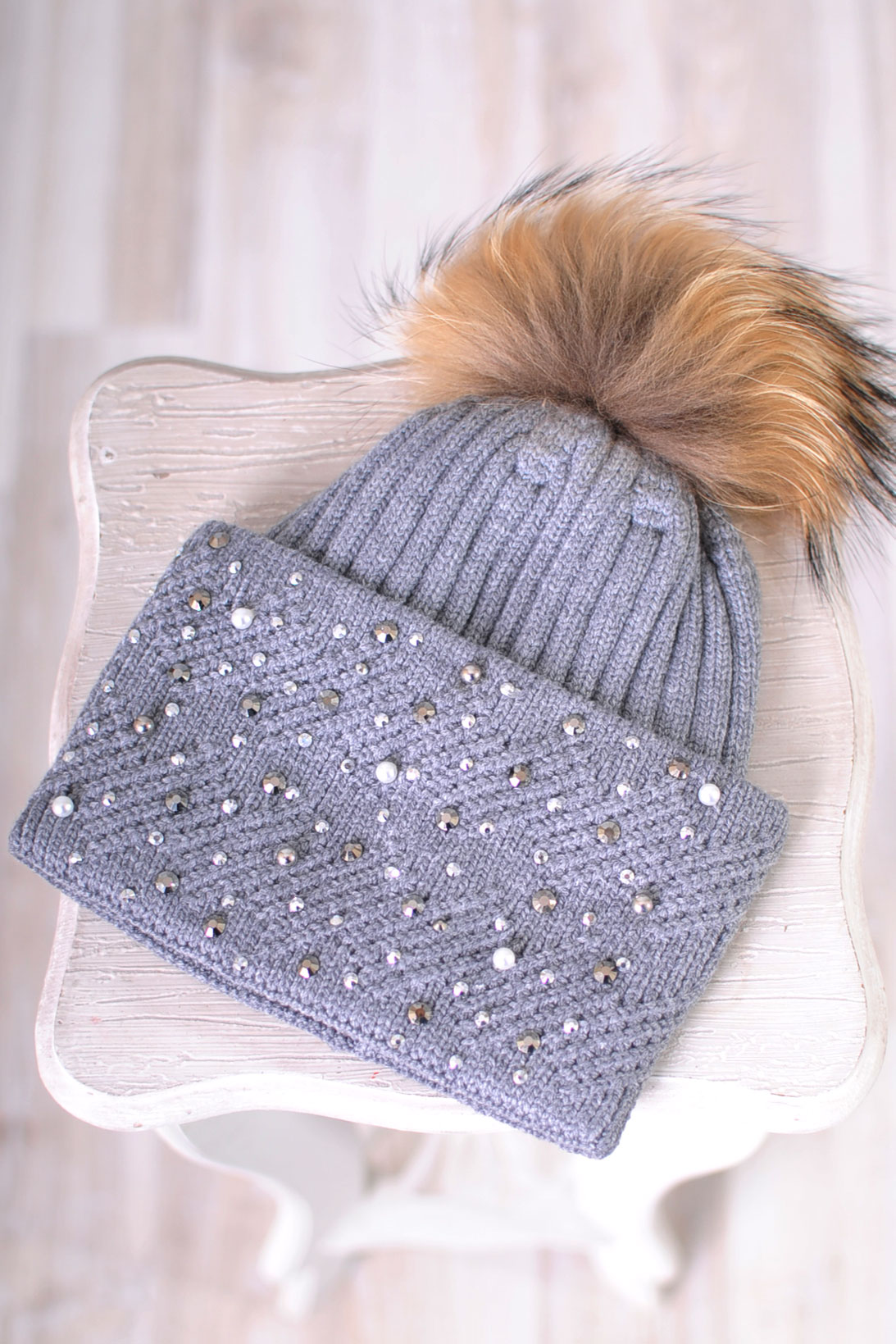 Дамска плетена шапка с естествен косъм