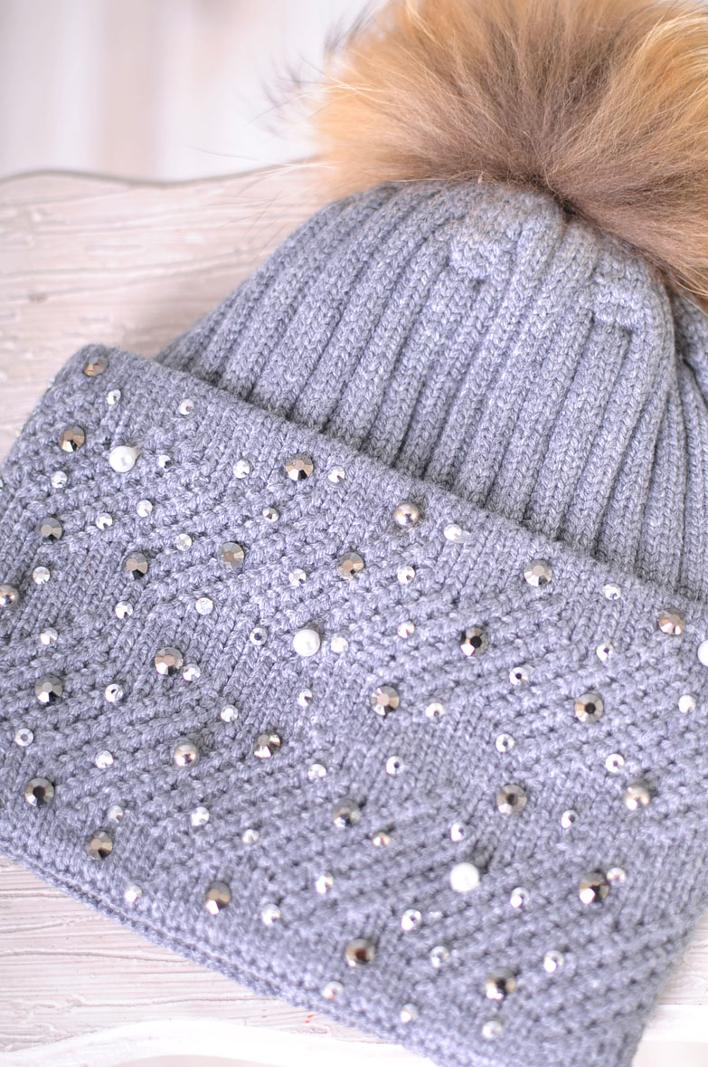 Дамска плетена шапка с естествен косъм