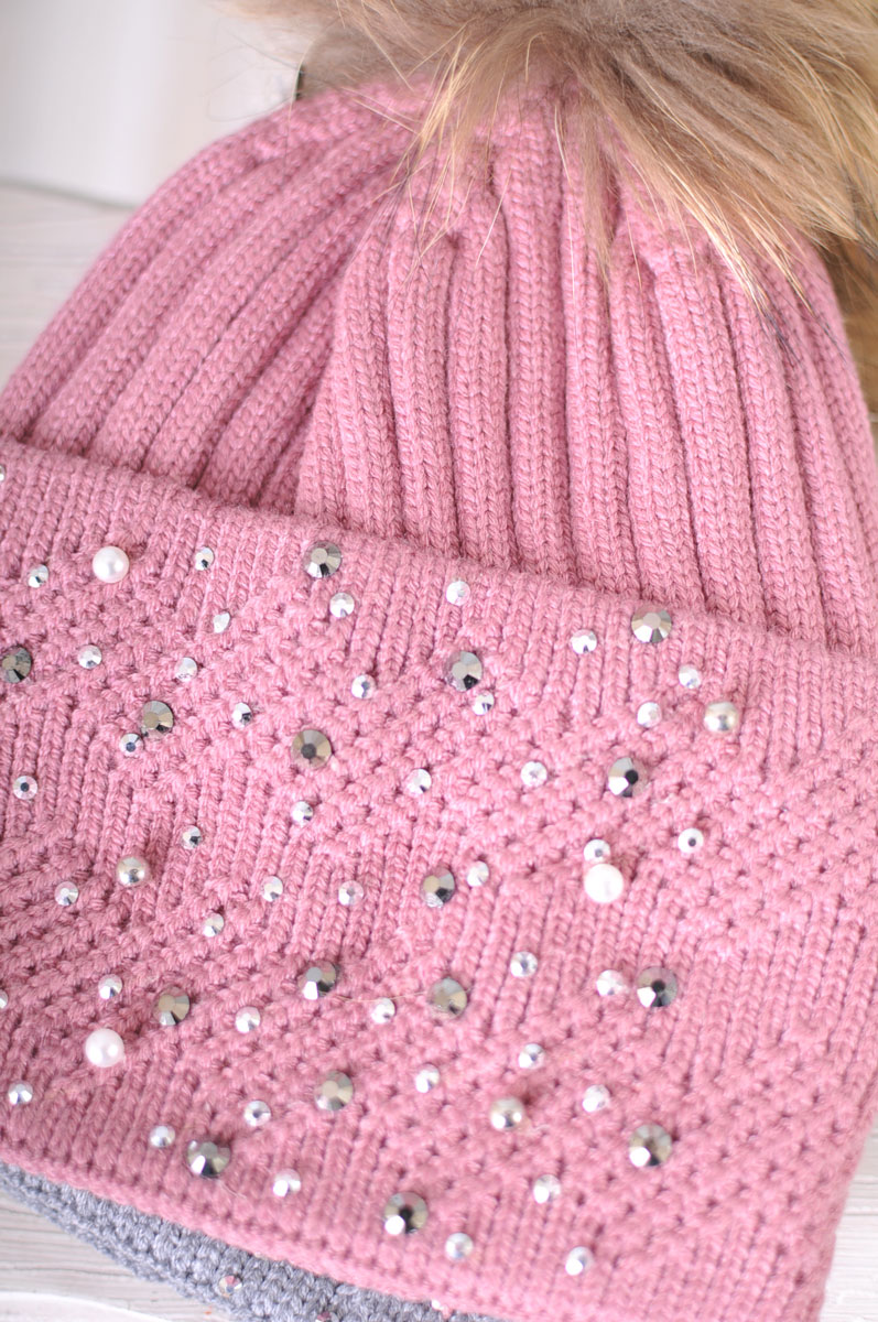 Дамска плетена шапка с естествен косъм