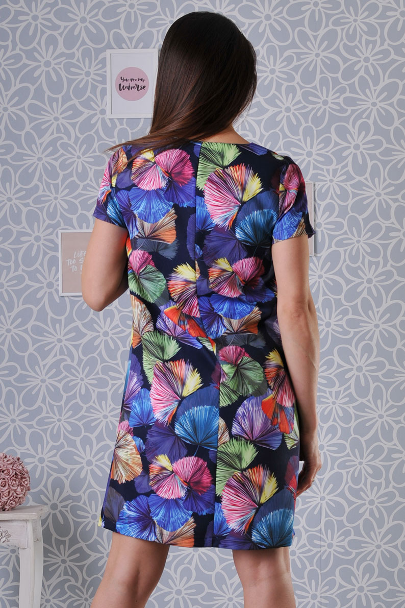 Цветна рокля със свободна кройка