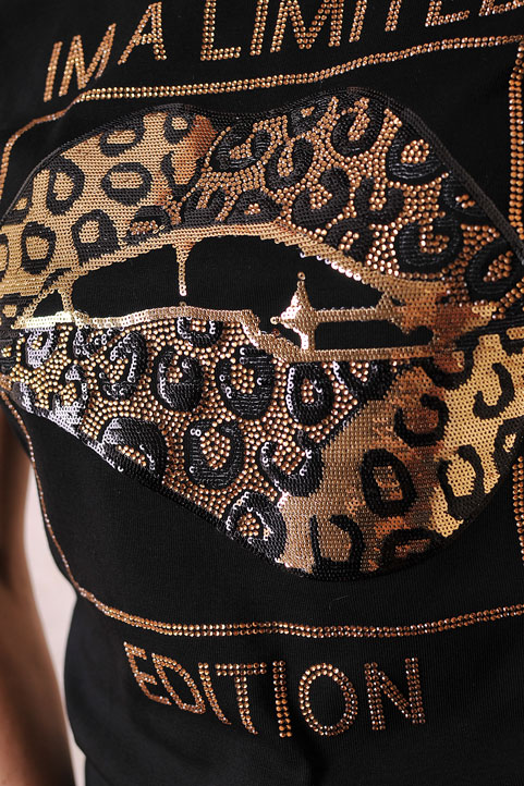 Черна дамска блуза със златиста декорация