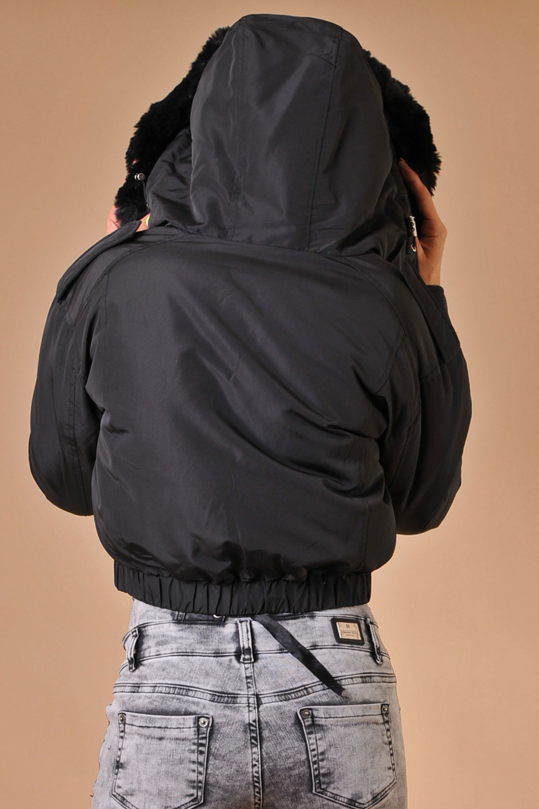 Дамско късо яке с качулка