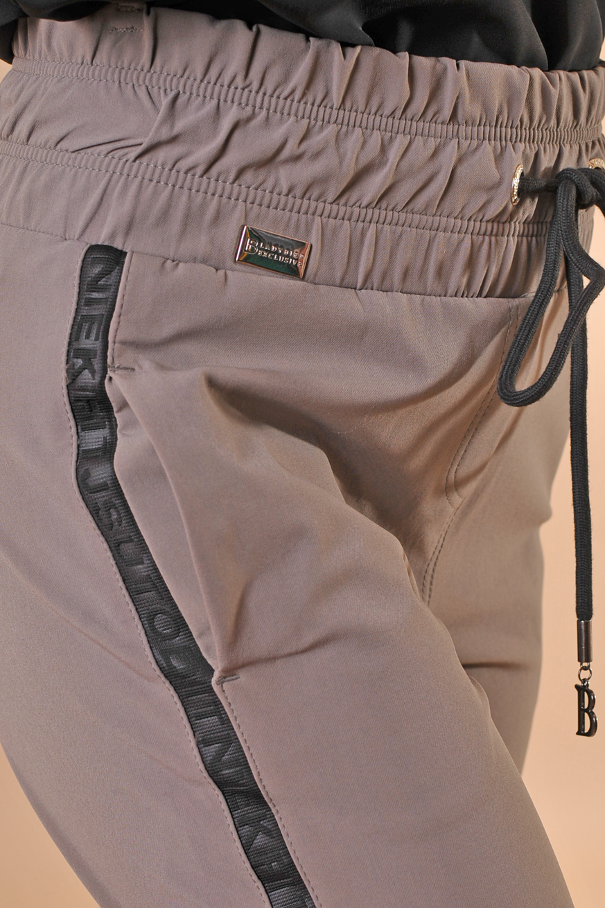 Дамски летен панталон в сиво