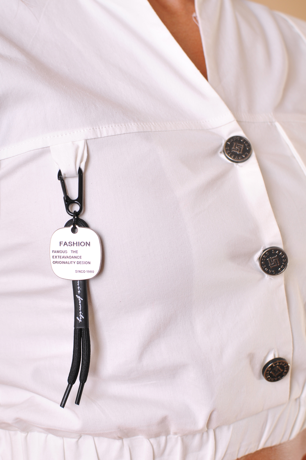 Дамски къс елек в бяло