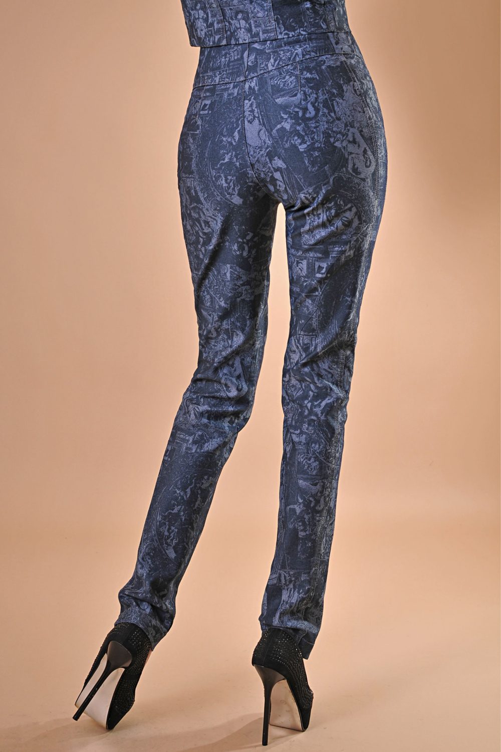 Дамски костюм с къс елек от деним