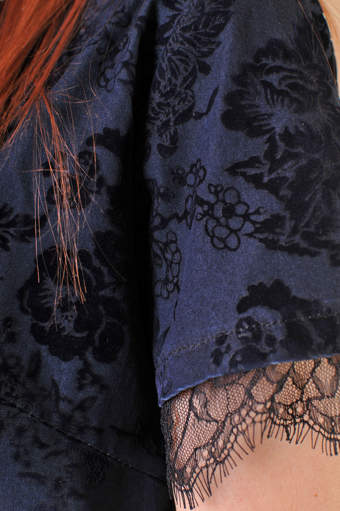 Рокля със свободна кройка от жакард в тъмно синьо