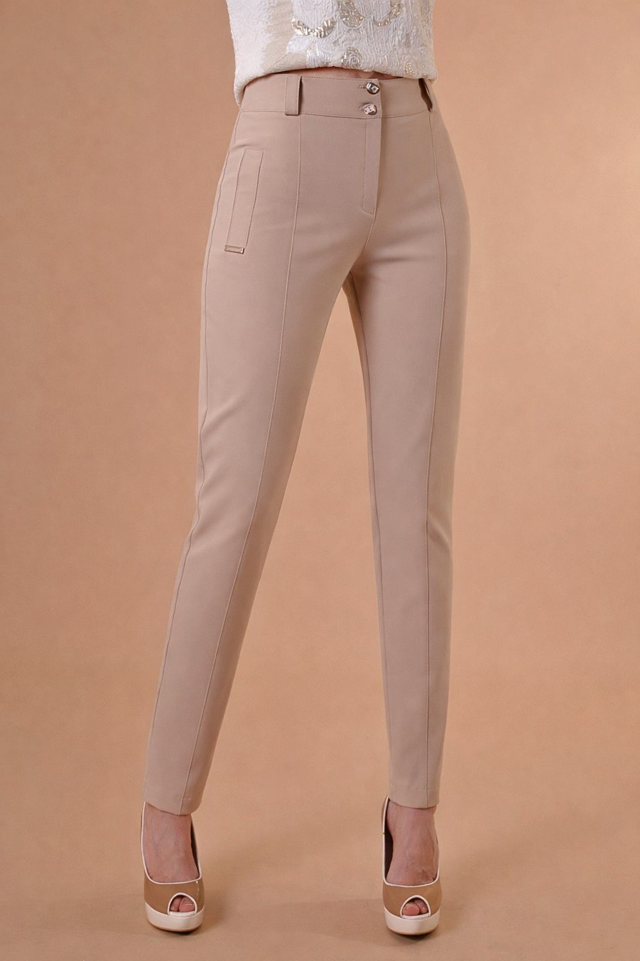 Дамски костюм на цветя в цвят екрю