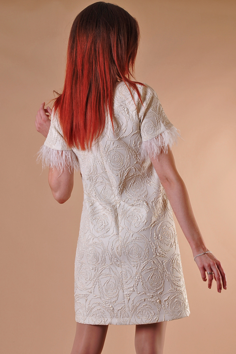 Широка рокля на златисти цветя с пера и кристали