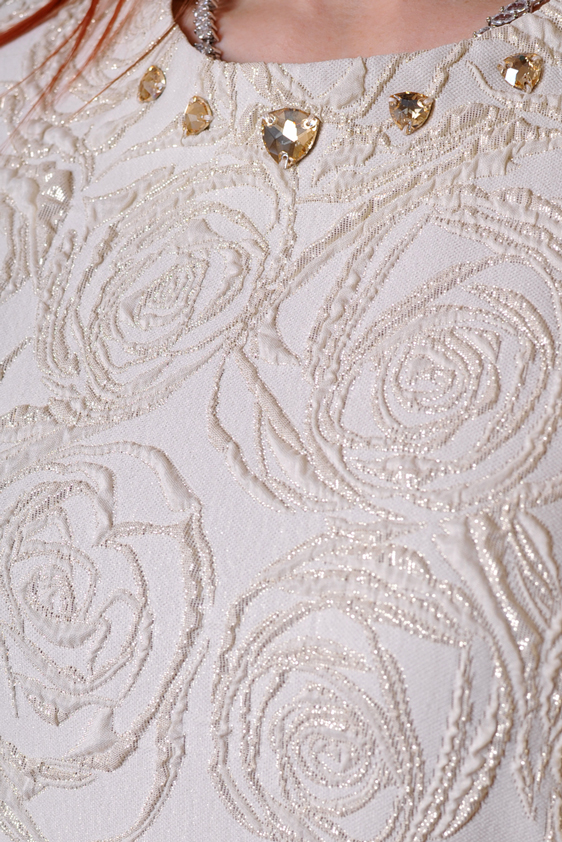 Широка рокля на златисти цветя с пера и кристали