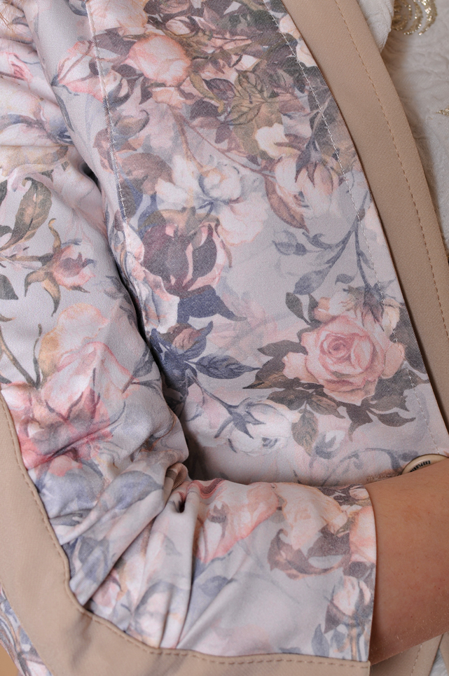 Дамски костюм на цветя в цвят екрю