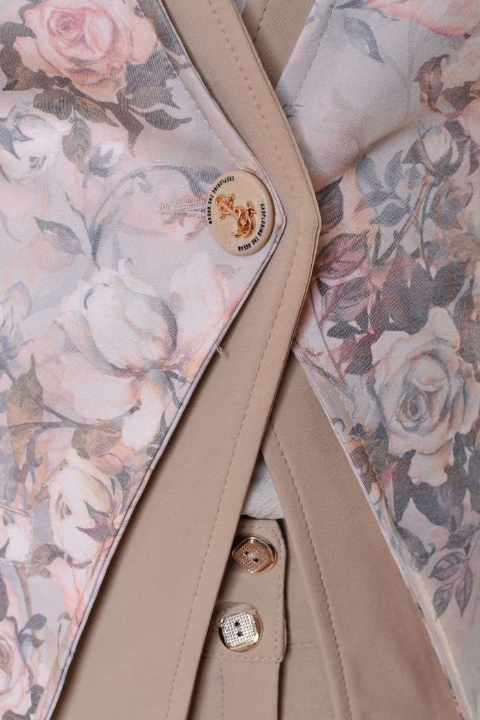 Дамски костюм на цветя в цвят екрю