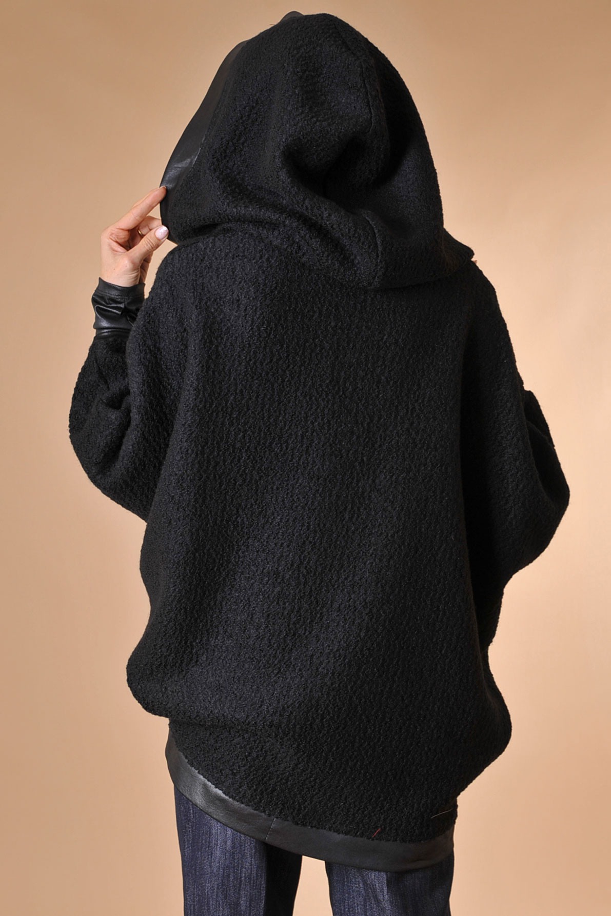 Пончо с качулка от черно букле