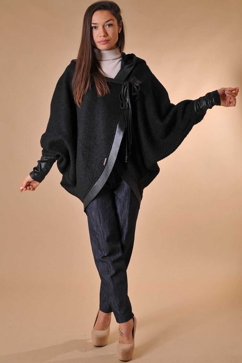 Пончо с качулка от черно букле