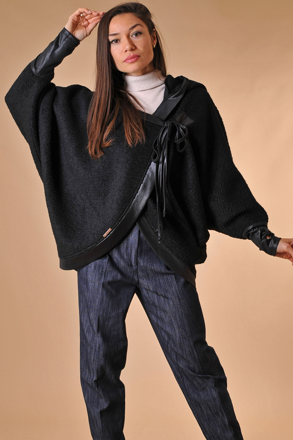 Пончо с качулка от черно букле