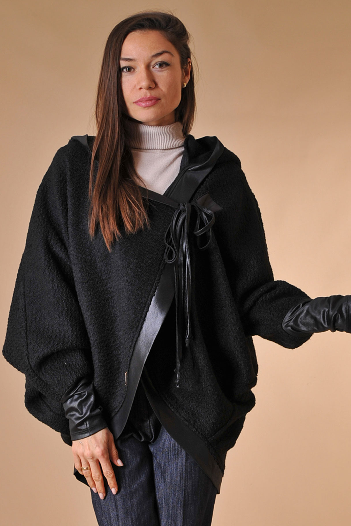 Пончо с качулка от черно букле