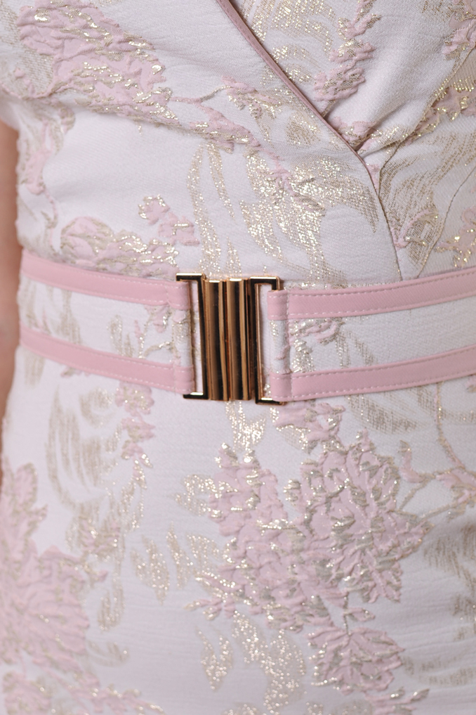 Лятна рокля на цветя в екрю