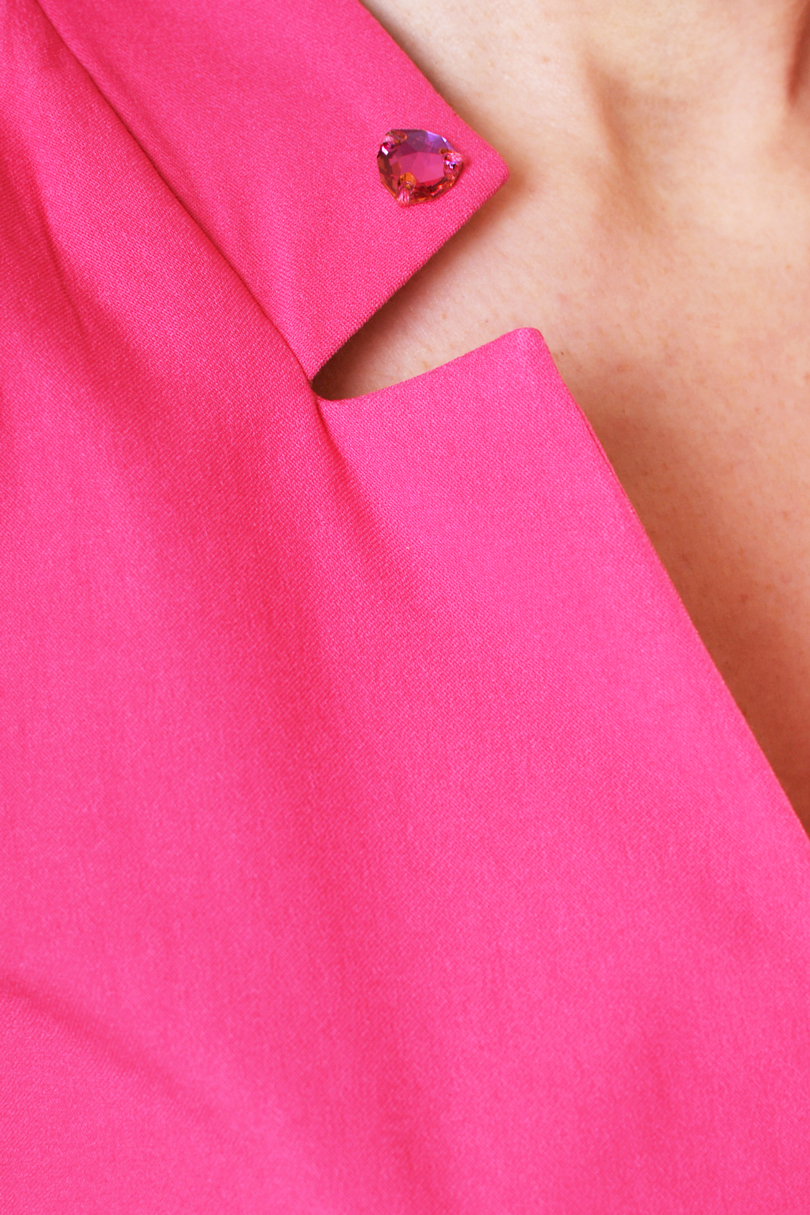 Официална розова рокля с прехвърлено деколте